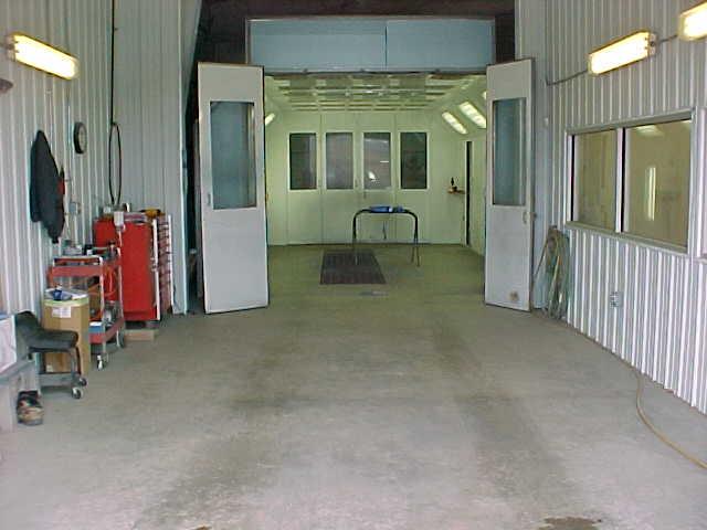 Vehicle paint booth with red platform